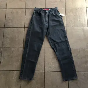 Blå/gråa vintage Levis jeans från 90 talet. Gjorda i USA. Sitter ungefär som 28x30. Fråga gärna om mått!