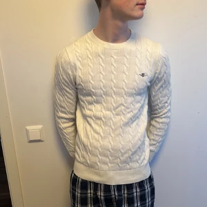 Gant tröja (stickad) - En tröja för dig som vill vara lite stilig inför våren, säljer den nu för den inte riktigt passar. Pris kan diskuteras. För mer bilder så ska du få de såklart.  Storlek small (170-188A) Ordpris 1500kr