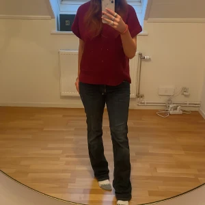 Jeans - Säljer dessa superfina lågmidjade zara jeans! Säljer pga att jag har andra jag använder oftare! Superfint skick! De har små hål längst ner pga att jag klivit upp dem lite! Kan självklart skicka bild❤️ 