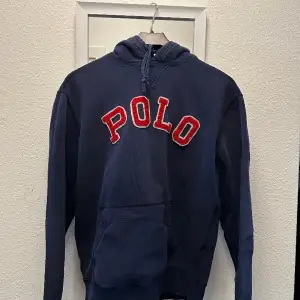 Säljer denna Ralph Lauren hoodie då den inte kommer till användning. Storlek S, passar M också. På bild tre ser du några hål på framsida handled. Inte sån Big deal, lätt att fixa. Men därav priset!