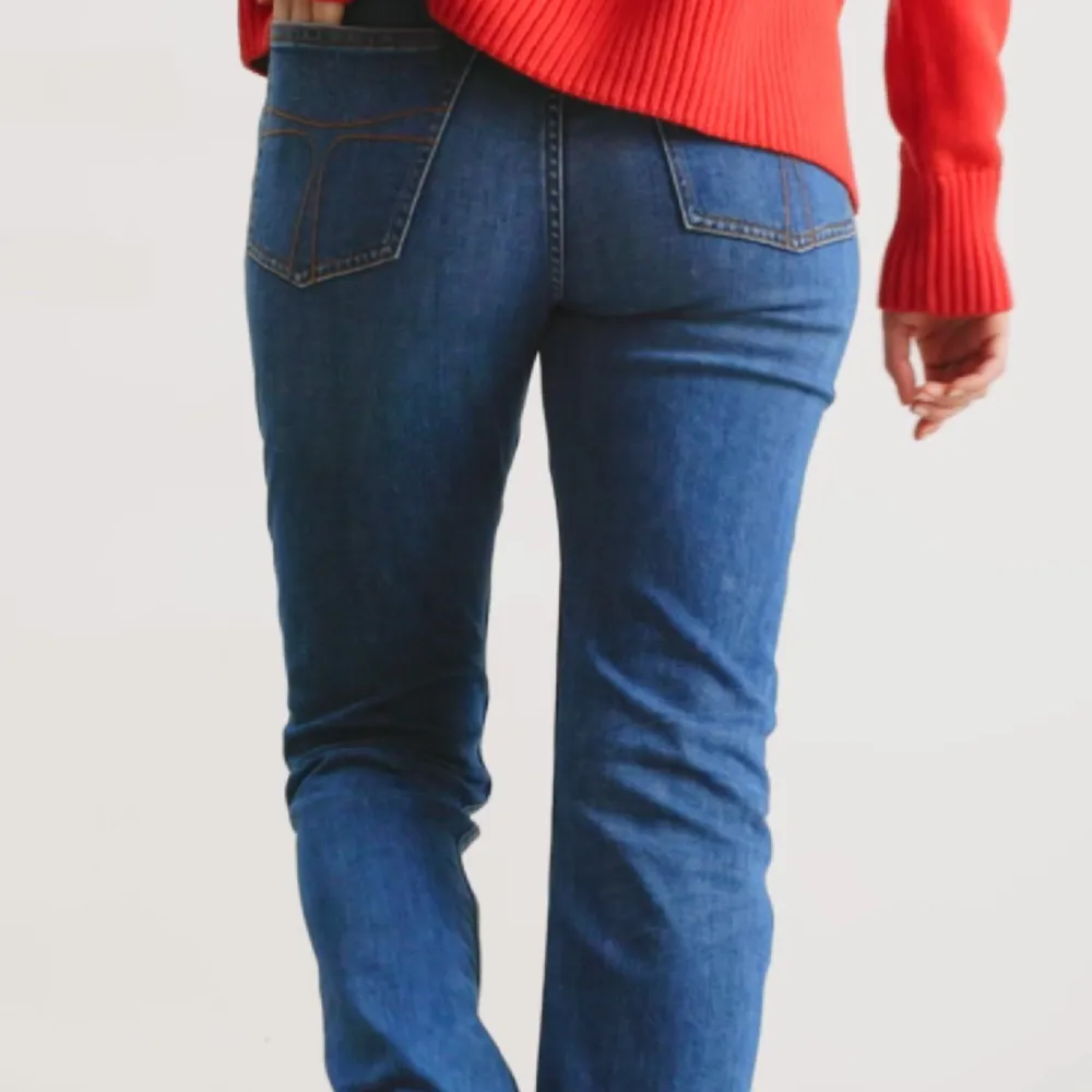 Säljer mina tidlösa Tiger of Sweden jeans som blivit för små. Nypris 1 495, säljer för 1000 (pris kan diskuteras) Använd fåtal gånger. OBS mina jeans är en nyans mörkare än på färgen modellen bär, kolla sista bilden❤️. Jeans & Byxor.