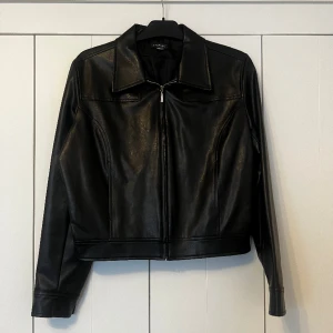 Vintage läderjacka jacka skinnjacka vegansk läder leather leatherjacket bikerjacka motorcykeljacka skinnjacka vegansk läder  - Superfin vintage läderjacka (vegansk läder) säljes. Strl: 40, passar strl:S/M. Materialet känns som äkta läder. 