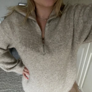 Tröja med dragkedja  - Tröja med dragkedja från Gina tricot i storlek S. Supermysig och skön. Knappt använd och i väldigt bra skick. 