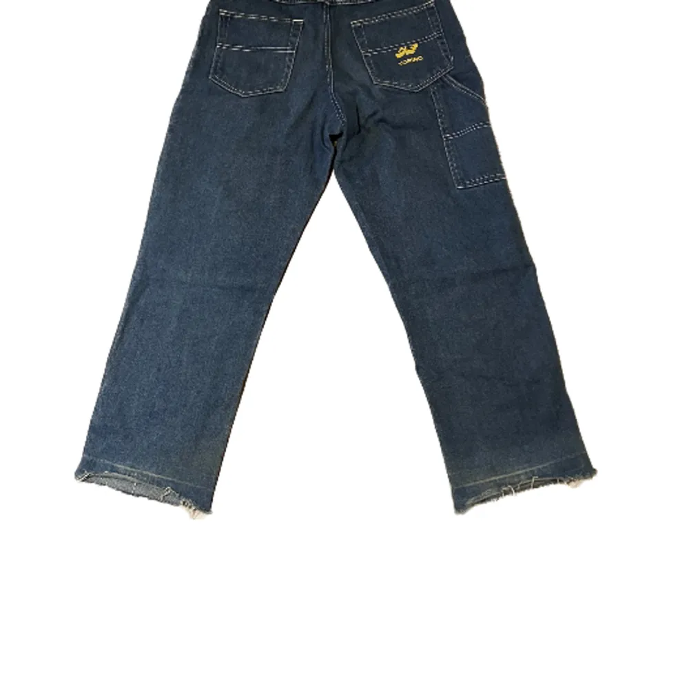 Coola Baggy jeans med fickor och lite detaljer, byxorna är 97 cm långa och midjemått (sida till sida) är 40 cm⭐️. Jeans & Byxor.