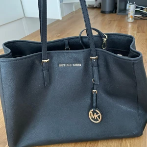 Michael Kors väska - Jättefin Michael Kors väska köpt i Marbella runt 2012/2013. Använd endast några få gånger. Mest samlat damm. Köpt för 250 euro. 