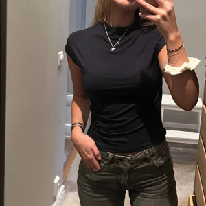 Mörkblå topp - Säljer denna jättefina topp då den aldrig kommit till användning, den är helt ny🤍 Kan mötas upp i Stockholm, annars står köparen för frakt🤍