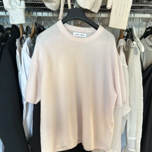 Samsoe samsoe - Stickad tröja från samsøe samsøe, helt oandvänd! I en fin ljus beige-rosa nyans, storlek M. Helt slutsåld överallt, nypris 1500kr