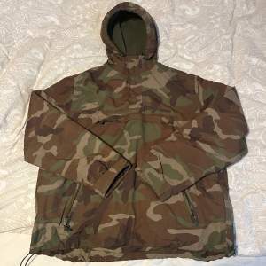 Väldigt snygg Camo anorak med flis i sig 