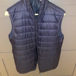 Zara väst S - Tja. Säljer min Zara väst som har blivit för liten för mig. Den har inga skador 8,9/10 skick. Ord pris 480kr