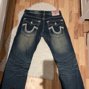 True Religion Jeans - Snygga true religion byxor W38. Sitter riktigt snyggt med skärp som behöves för mig🤩🔥🔥🔥