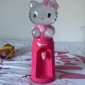 Stor vatten flaska! - Stor hello kitty vatten flaska kan man säga typ. Jättefin. Passar till juice,vatten alltså vad som helst!! 