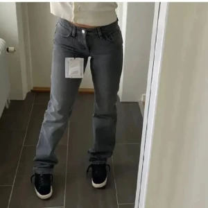 Grå zara jeans - Inte mina bilder, kom privat för flera! Gråa lowwaist/middagar jeans från Zara. Inga defekter.
