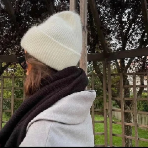 Mössa - Säljer nu fina mössor som är super mysiga nu till vintern🤍 helt oanvänd så i super fint skick🤍hör gärna av dig om du är intresserad🤍(endast vit)