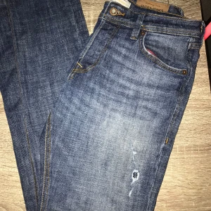Jack&jones Jeans - Tjoo, säljer dessa Slim jeans i storleken midja 29 och längd 32 hör av dig vid minsta fundering! Perfekt till ett par feta skor som du hittar i min profil!