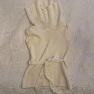 Stickad tröja - Jättesnygg stickad tröja med kort ärm! Den är i nyskick och perfekt nu till våren! Storlek xs!