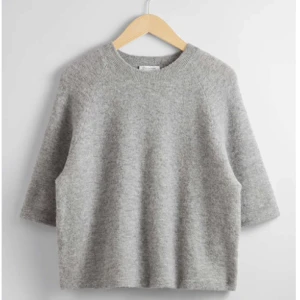 Stickat tröja - Intressekoll på min fina stickade t-shirt från & other stories, väldigt fint skick! Stolek S men passar M beroende på önskad passform, säljer endast vid bra bud, köpt för 690kr!❤️‍🔥