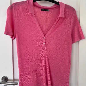 Stickad tshirt - Tunt stickad t-shirt från zara. Använd en gång