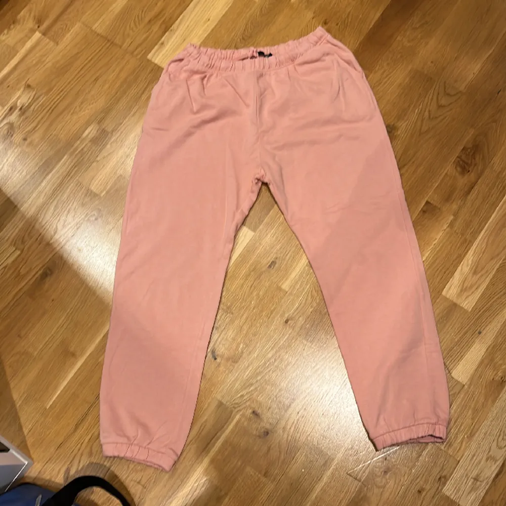 Rosa mjukis byxor från lager 157 Innerbenlängd: 68cm. Jeans & Byxor.