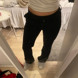 Lågmidjade Kostymbyxor  - Lågmidjade kostymbyxor från Bikbok, i modellen vera storlek 38💞I regular längd