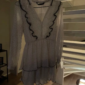 Zara  - Säljer en super fin klänning från zara i stolek  xs. Den är slutsåld på hemsidan ❤️