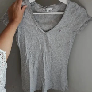 Tommy hilfiger tshirt - Tshirt från tommy hilfiger i mycket bra skick, använd ca 3 gånger💓