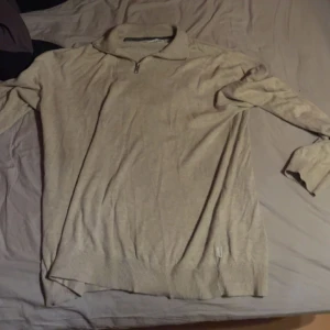  Zip up Jack & jones - Nyss köpt!  Säljer för den va för stor. Väldigt bra kvalitet!  Storlek XL Köpt för 350 kr