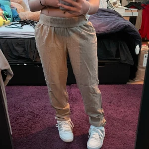 Beiga linnebyxor  - Beiga raka linnebyxor som går att ha både highwaist och lowwaist om man viker ner sömmen💗, använd 1 gång då de är för långa  Tvätt: 30 grader Material: 55% linne 45% viskos 