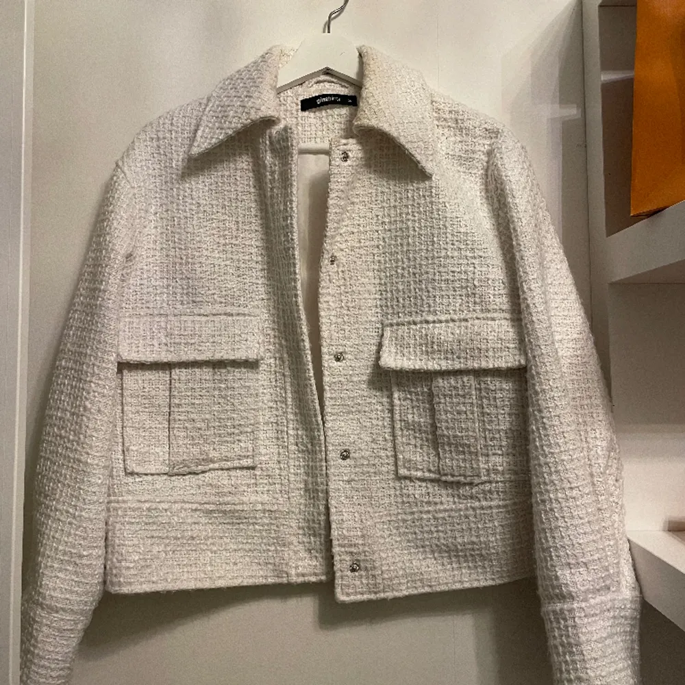 säljer denna tweed jackan, använd 2-3 ggr bara🤍 Den ser smutsig ut på bilderna vilket den INTE är i verkligheten!!. Tröjor & Koftor.