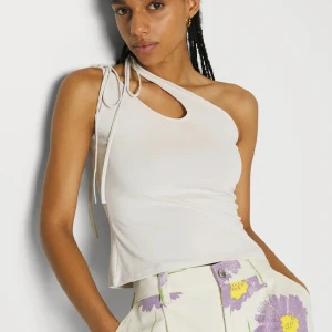 Weekday top - Weekday top i beige. Använd max 3 gånger.  