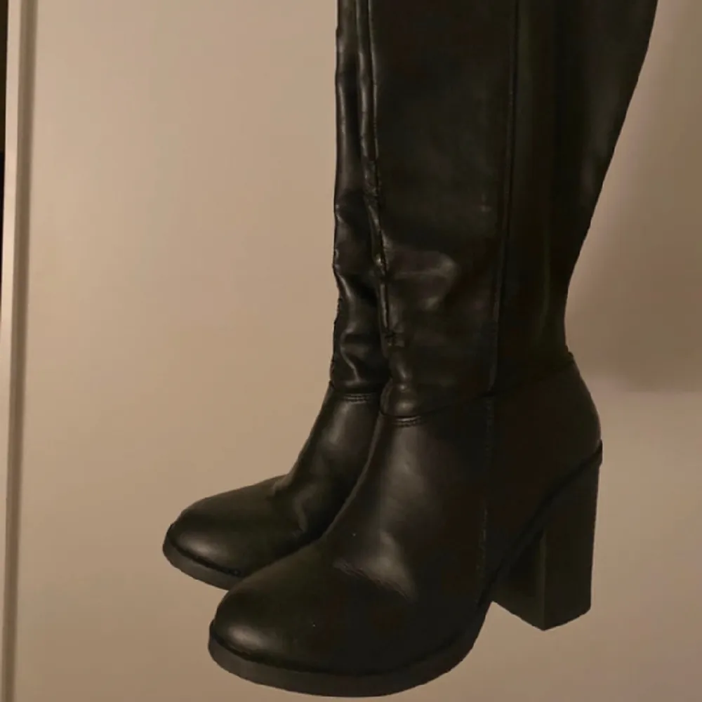Supersnygga boots som tyvärr inte används längre. De är lite slitna där framme (syns på bild 2), men inget som märks enligt mig. Klacken är 8 cm😊🫶🏼. Skor.