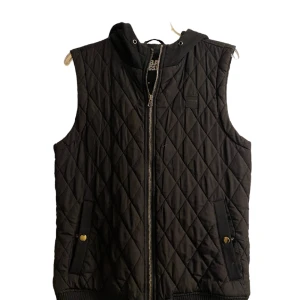 Väst med luva  - Snygg o stilren väst med luva.  Bra skick 8/10  Storlek M 