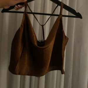 Satin top - Aldrig använd eftersom att jag inte hann returnera den(lappen är kvar)