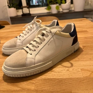 Axel arigato atlas  - WTS Axel arigato atlas sneaker  ————————————————— Strl 44 Cond minst 7/10, sparsamt använda! (Box finns samt kvitto på Mail) Retail 2350kr Bin 1599+frakt Lyssnar på bud  B’s uppskattas  Finns flera refs!  Sista bild är taggad 