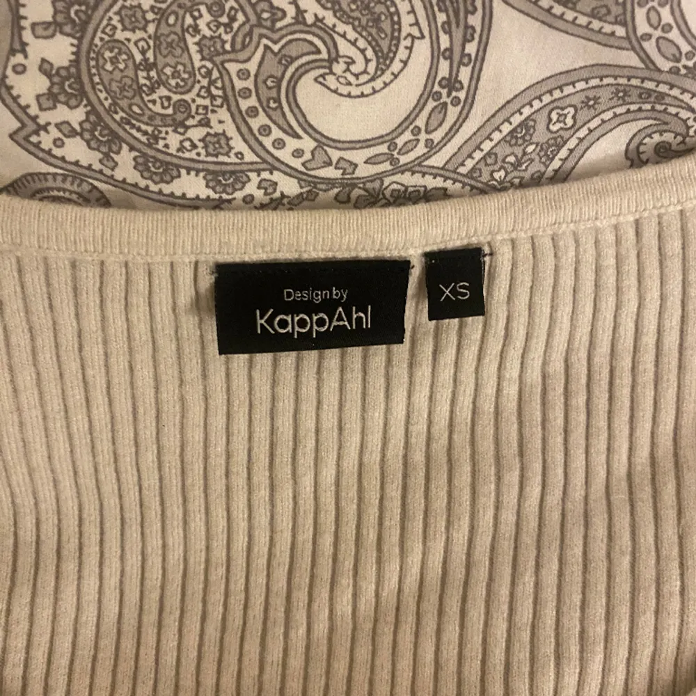 Säljer min tröja från Kappahl, den är i storlek xs och är i mycket bra skick❤️ . Toppar.