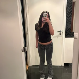 Gråa lågmidjade jeans  - Jätte fina gråa lågmidjade jeans i storlek S. 