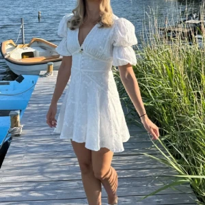 Studentklänning - Intressekoll på min superfina studentklänning från adoore! Kommer bara sälja för ett bra pris, så kom med bud!💖  Har bara använt den på studenten, en gång! Hel och inga fläckar.  Slutsåld överallt! Budhöjning med minst 100kr‼️‼️  Högsta bud: 3 000 kr