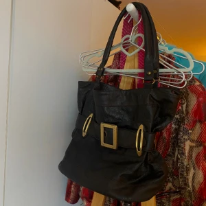 Skitsnygg väska💓 - I läder! Dragkedjan som stänger väskan är tyvärr sönder men annars är den i fint skick!!💓💓🙌