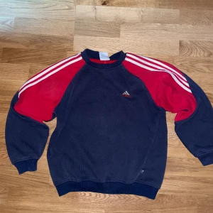 Adidas sweatshirt  - Köpt begagnad inga tydliga defekter, priset är diskterbart. Skriv om du vill mötas upp så får jag se om det passar 🫶