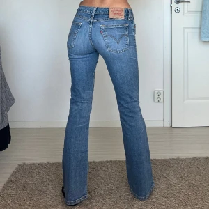Levis - midjemått: 36cm rakt över, innerbenslängd: 78cm 💗 