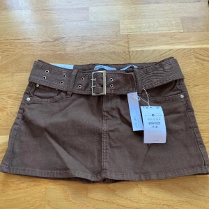Brun minikjol - Brun minikjol från bershka i storlek 38. Endast testad då jag beställde i fel storlek. Pris kan diskuteras!
