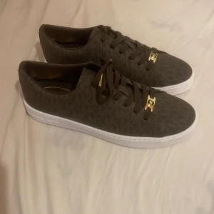 Michael kors skor - Helt nya! aldrig änns provade. köpte utan o tänka:) superfina, mycket fin kvalite, äkta. Nypris 1599kr
