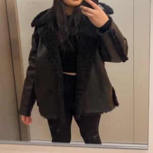 Jacka H&M - Säljer min jacka då jag behöver göra mig av med en del kläder. Använd 4 ggr så i toppen skick! Den är även vändbar så om man vänder den ut och in blir det en Teddy jacka   Strl L