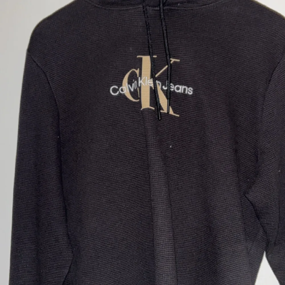 En snygg Calvin Klein hoodie med ett skönt material, hoodien är knappast använd och är köpt i Frankrike.. Hoodies.
