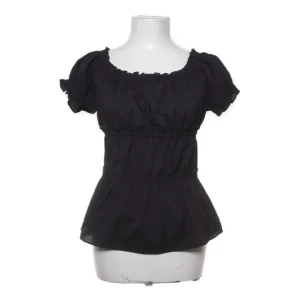 Svart blus i nyskick 💘 - Superfin svart blus i nyskick! Är storlek M och har inga defekter så långt jag kan se, är inte mina bilder utan de är lånade från den tidigare säljaren. Säljs pga att den inte riktigt är min stil 🫶