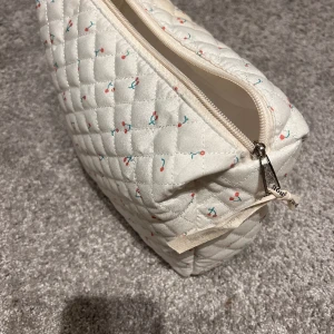Supergullig necessär  - Har enbart använt en gång. Supergulliga och rymmer mycket. Vid intresse så kan jag kolla upp måtten på den. Ställ annars frågor om ni undrar något💖🤗