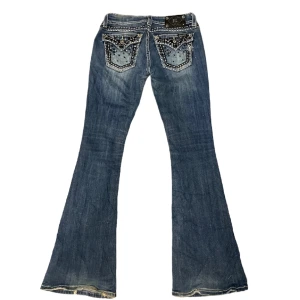 Missme Jeans - Ett par feta missme jeans i storlek 27. Midja:36cm, Ytterbenslängd:102cm , innebenslängd:82cm, benöppning:25cm. Tyvärr har vi inga bilder hur de sitter på så jämför gärna måtten med ett par egna byxor. Skriv på dm vid frågor eller fler bilder💫