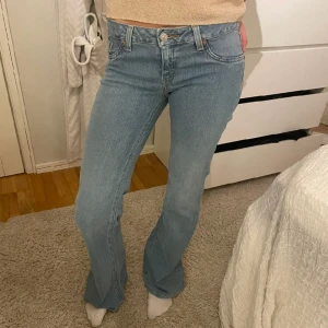 Lågmidjade jeans - Lågmidjade jeans,  Midjemått: 39 cm Innerbenslängd: 84 cm