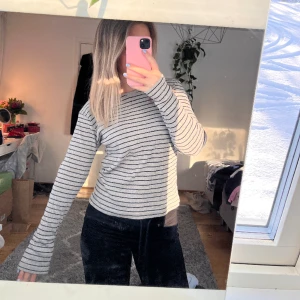 Långärmad randig tröja - Grå långärmad svart-randig tröja, köpt second hand men i bra skick!  Är osäker på storleken men skulle gissa S/M!🖤🩶