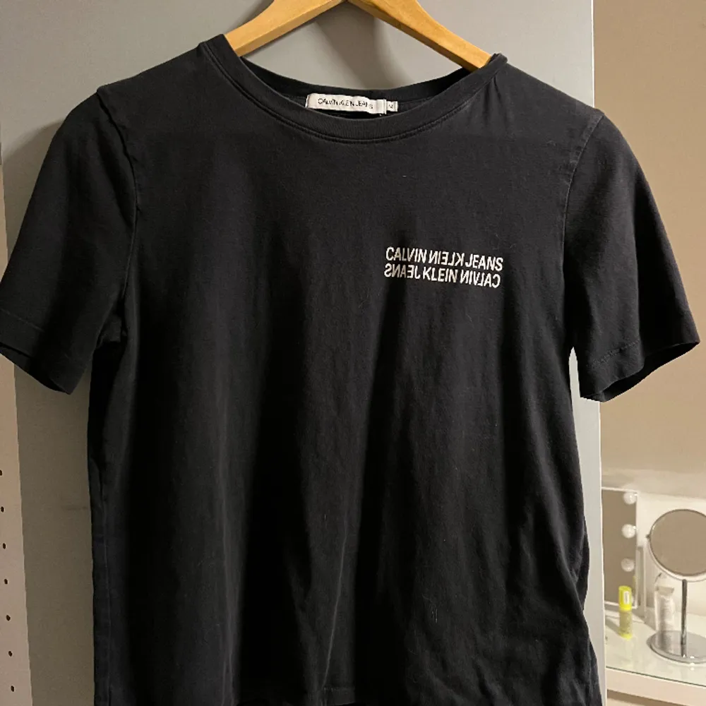 Säljer en fin Calvin Klein t shirt i storlek M, den är använd men inget som syns! . T-shirts.
