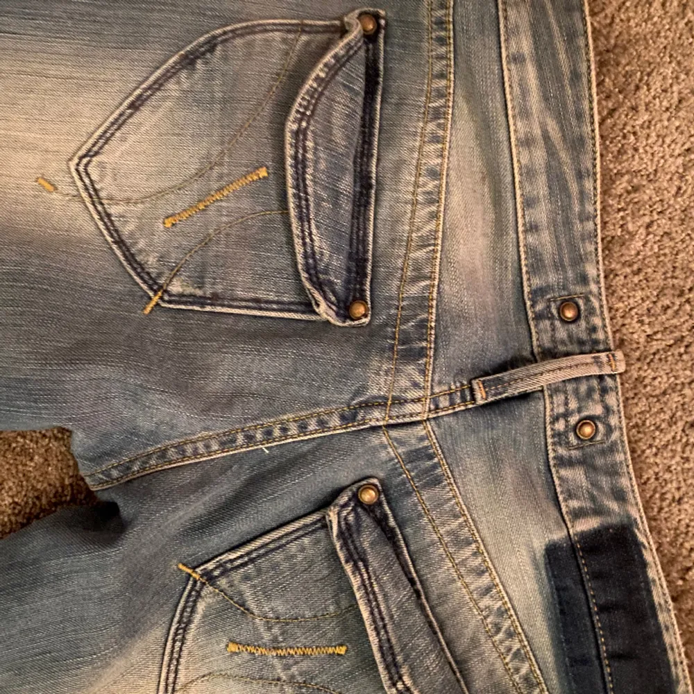 coola jeans med hål de är straight men inte skinny💘. Jeans & Byxor.
